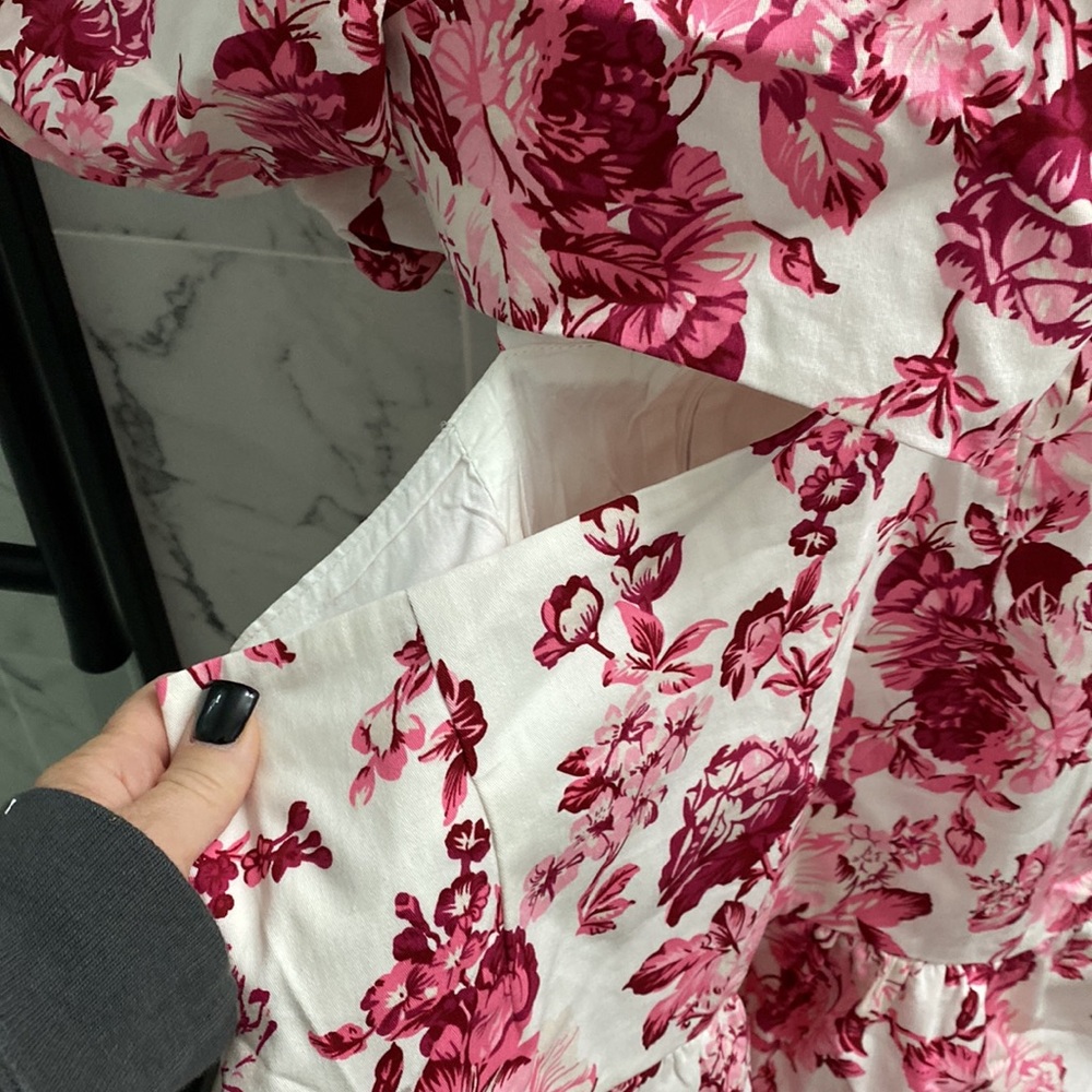 NWOT FLORAL DRESS - Picture 3 of 9
